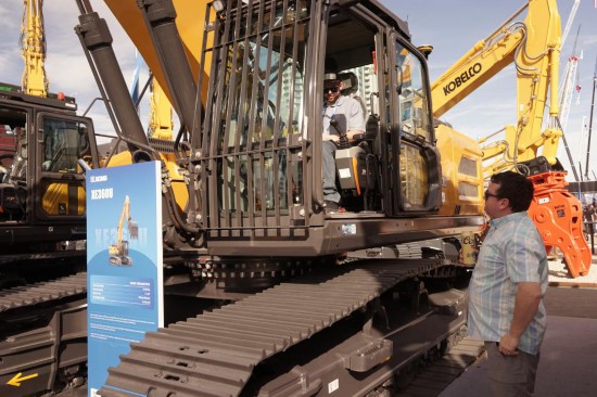 3月4日，在美國拉斯維加斯工程機械展上，參觀者體驗徐工集團的智能化設備。新華社發（曾慧攝）