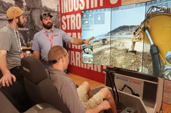 3月4日，在美國拉斯維加斯工程機械展上，參觀者在三一重工展廳體驗智能挖掘機器人系統。新華社發（曾慧攝）