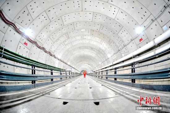 图为工人在成型隧道内进行巡检。丁翔 摄