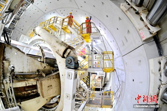 图为工人在进行隧道管片螺栓复紧工作。丁翔 摄