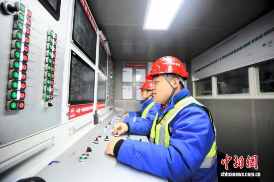 图为盾构机机长在操控“海天号”盾构机稳步掘进。张孝鹏 摄