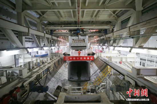 图为工人在进行隧道管片的吊运作业。张孝鹏 摄