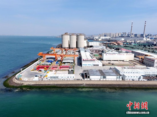 图为俯瞰中铁十四局在该项目的地面施工现场。(无人机照片)丁翔 摄