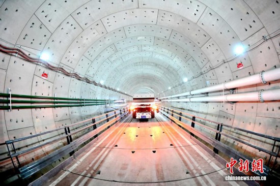 图为管片运输车在运输隧道管片。丁翔 摄