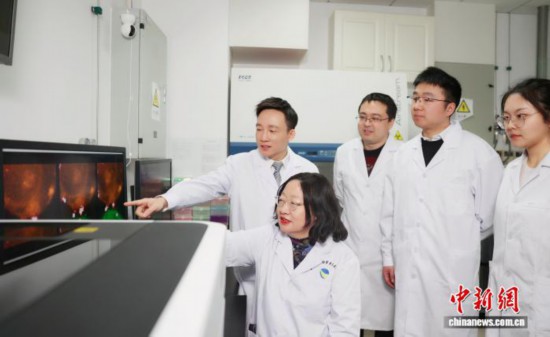 本项研究的团队成员代表在实验室交流。中国科学院过程工程研究所 供图
