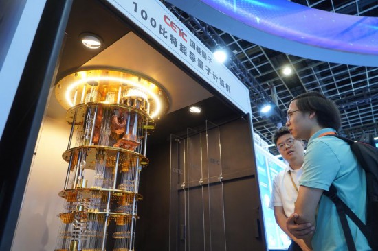 工作人员向游客讲解100比特超导量子计算机。新华社发（刘臻睿 摄）