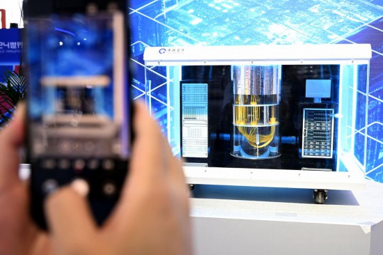 参观者在参观“本源悟空”超导量子计算机模型。新华社记者 黄博涵 摄