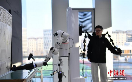 1月8日，河北雄安新區中國雄安集團數字城市科技有限公司具身智能訓練場內，機器人在進行物流裝配應用場景訓練。 中新社記者 韓冰 攝