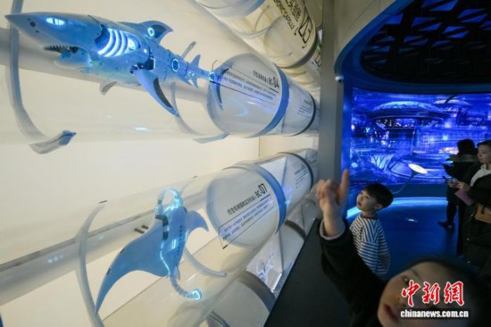 1月30日，游客在位於天津濱海新區的國家海洋博物館“未來海洋”展廳參觀各種海洋仿生機器人。 中新社記者 佟郁 攝