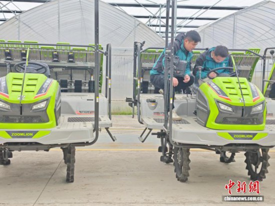 3月13日，湖南大通湖区再生稻无人智慧农场的工作人员检查无人农机联网情况。 徐钢 摄