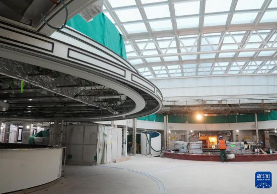 3月16日拍摄的第二艘国产大型邮轮“爱达·花城号”船舱内部，内装工程仍在进行中。新华社记者 丁汀 摄