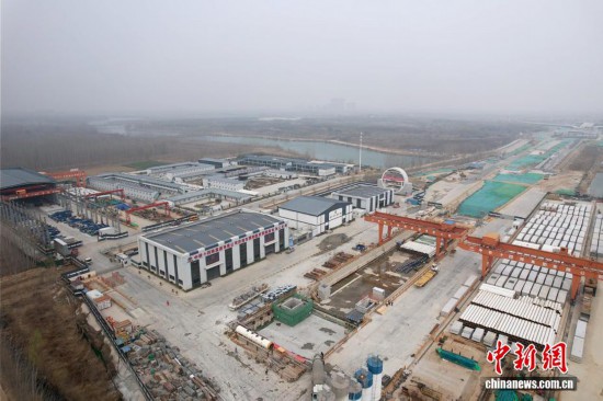 图为航拍项目施工现场。随着上层车道板施工的全面完成，项目将全面推进下层车道铺装层及上层剩余防撞侧石等施工，全力冲刺通车目标。（无人机照片）中新社发 肖雨 摄