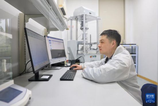 3月16日,在江苏靖江经济技术开发区,江苏东华测试技术股份有限公司实验人员对研制的某款机器人用六维力/力矩传感器进行程控检测。 新华社发(顾继红 摄)