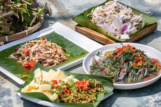 云南省德宏傣族景颇族自治州芒市村民用山花野菜制作的菜肴。新华社发(张仁韬 摄)