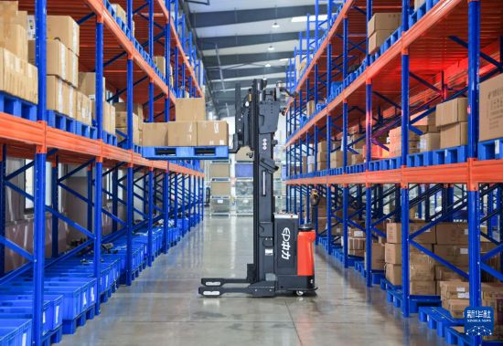 3月16日,在江苏江阴—靖江工业园区江苏中力叉车有限公司仓储区,智能堆高式机器人对货物进行堆垛。 新华社发(顾继红 摄)