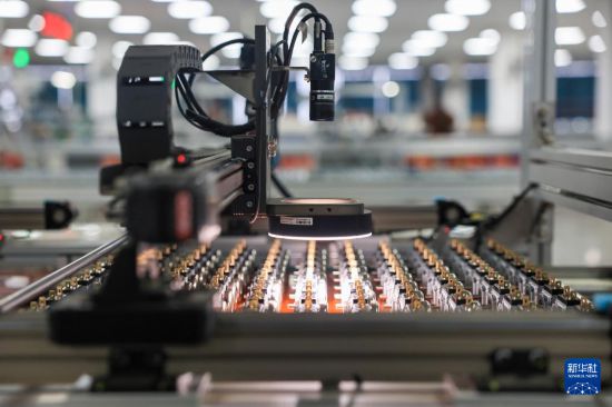 3月16日,在江苏省靖江市西来镇的江苏沙龙机电科技有限公司生产车间内,电子元件自动检测线正开展检测作业。 新华社发(顾继红 摄)
