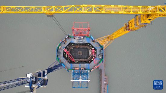 3月19日拍摄的池州长江公铁大桥北主塔封顶施工现场（无人机照片）。新华社记者 曹力 摄
