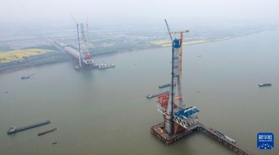 3月19日拍摄的池州长江公铁大桥北主塔封顶施工现场（画面右方，无人机照片）。新华社记者 曹力 摄