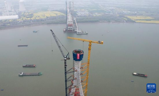 3月19日拍摄的池州长江公铁大桥北主塔封顶施工现场（画面下方，无人机照片）。新华社记者 曹力 摄