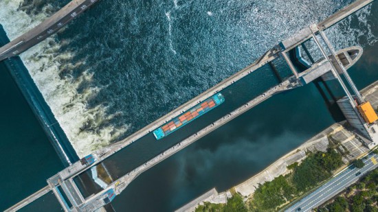 一艘货船通过闽江水口航运枢纽。新华社发