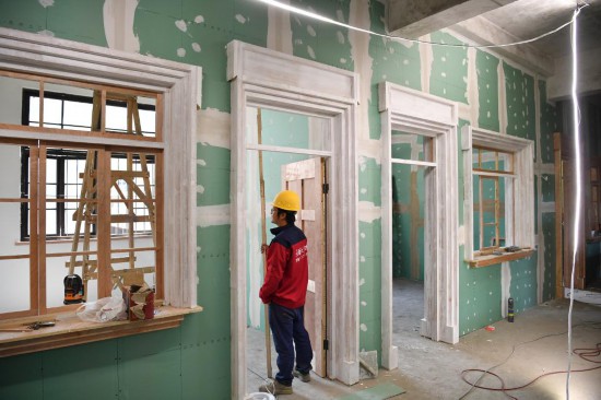 2025年9月9日，工人在西安西影风雷年代影视基地将房间装修布景成医院的场景，该影视基地由工业遗址逐步翻新而成。新华社记者邵瑞 摄