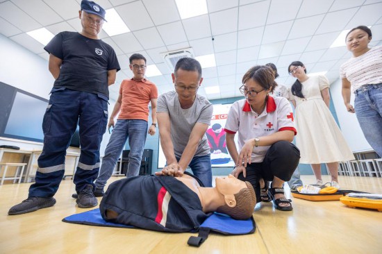 在浙江省湖州市吴兴区龙泉小学，红十字会救护员对教职工进行自动体外除颤器（AED）使用培训。新华社发（伊凡摄）