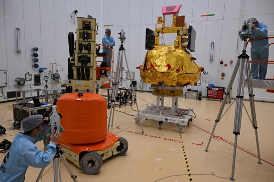 “微笑”卫星在发射场进行精度测试。（欧洲空间局供图）