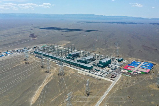 这是2025年6月10日拍摄的哈密—重庆±800千伏特高压直流输电工程新疆送端站——巴里坤换流站（无人机照片）。新华社记者丁磊 摄
