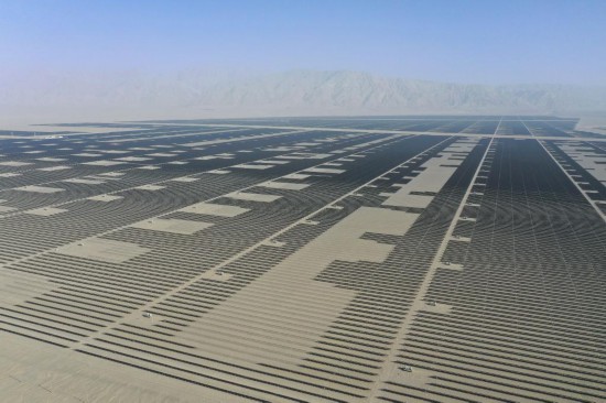 这是2025年6月26日拍摄的新疆巴音郭楞蒙古自治州若羌县境内的一处400万千瓦光伏项目现场。新华社记者丁磊 摄