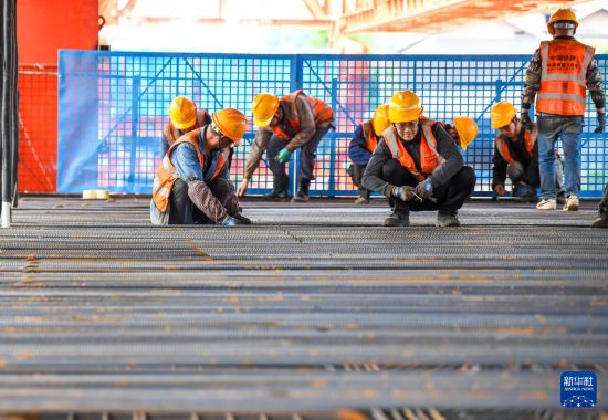 4月29日，工人在宜涪高铁重庆段李寺村大桥建设现场施工作业。  新华社记者 唐奕 摄