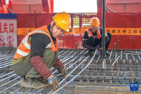 4月29日，工人在宜涪高铁重庆段李寺村大桥建设现场施工作业。  新华社记者 唐奕 摄