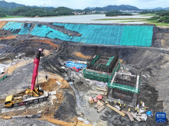 這是4月29日拍攝的環北部灣廣西水資源配置工程靈東泵站工程建設現場（無人機照片）。  新華社記者 周華 攝