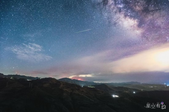 2022年5月7日，在云南大理沙帽山风电场拍摄的宝瓶座η流星雨。（熊发寿摄，星联CSVA供图）