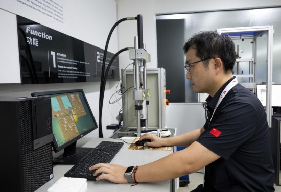 技术人员在安踏集团运动科学实验室工作。新华社记者 魏培全 摄