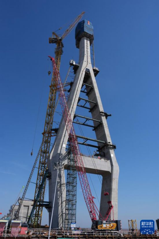 5月6日拍摄的杭州湾跨海铁路大桥南航道桥首座封顶主塔，主塔总高157.5米。新华社记者 黄宗治 摄