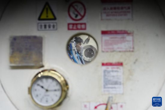 5月8日，中铁十一局工程技术人员在甬舟铁路金塘海底隧道舟山侧应用“三元混合气”盾构带压作业装备。新华社记者 黄宗治 摄